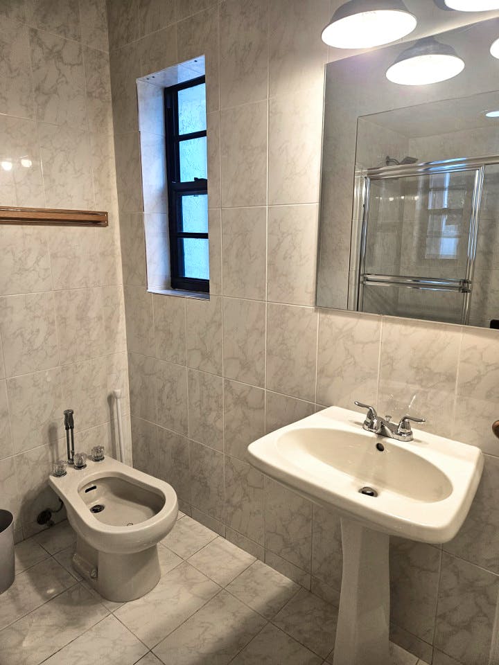 Private Large Bedroom With Private Bathroom And 2 Closets - 22