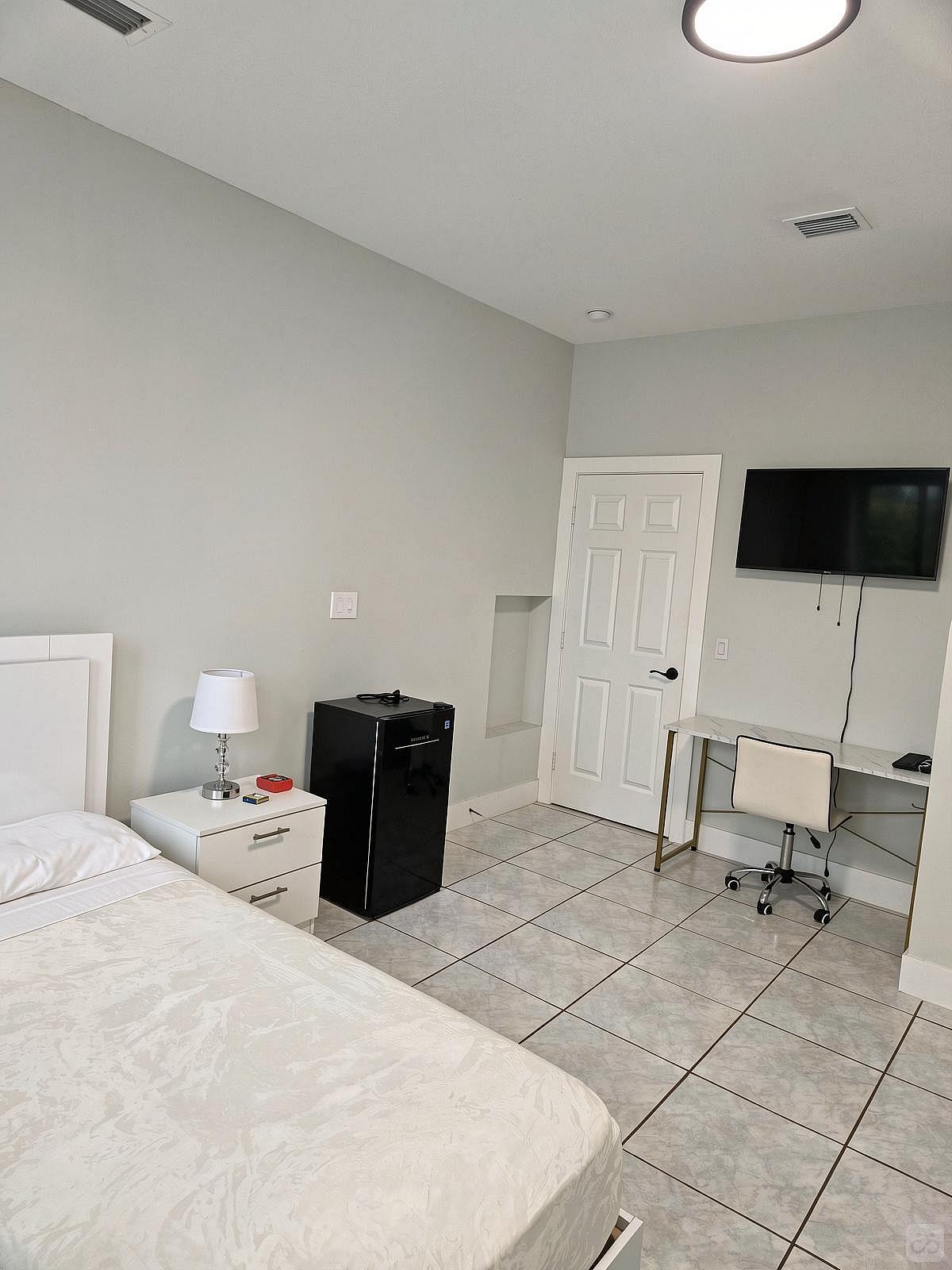 Private Bedroom With New Private Full Bathroom - 1