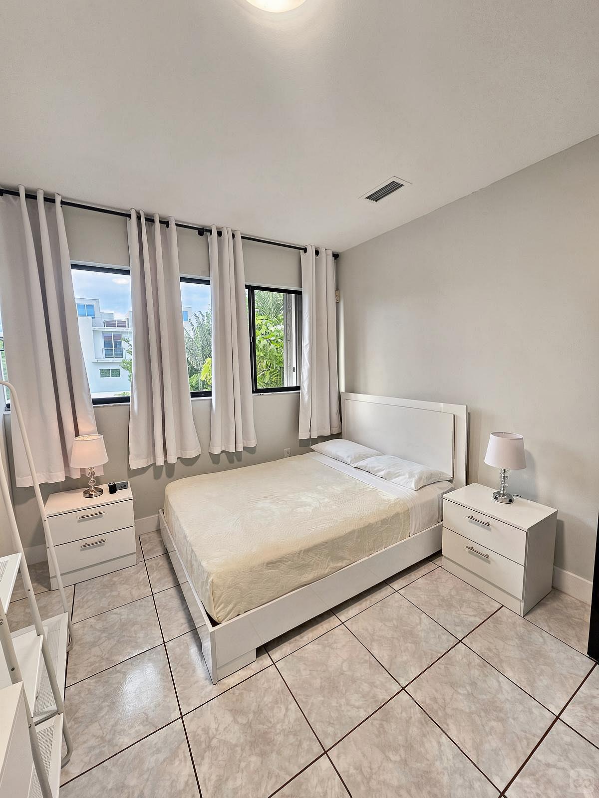 Private Bedroom With New Private Full Bathroom - 6