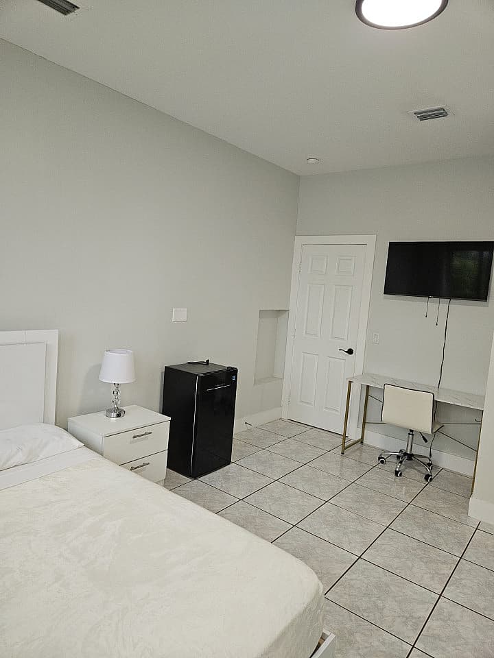 Private Bedroom With New Private Full Bathroom - 10