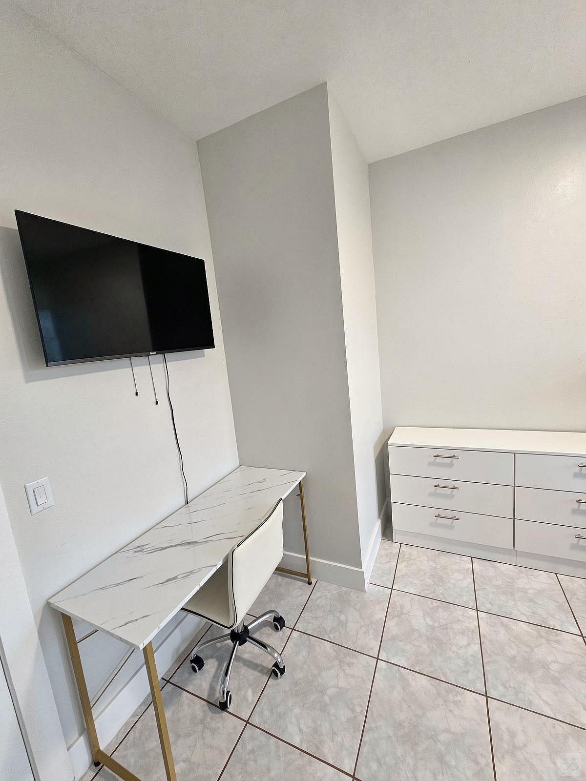 Private Bedroom With New Private Full Bathroom - 4