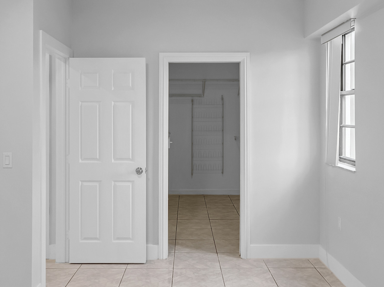 Private Large Bedroom & Huge Walk-In Closet / Shared Bathroom - 5