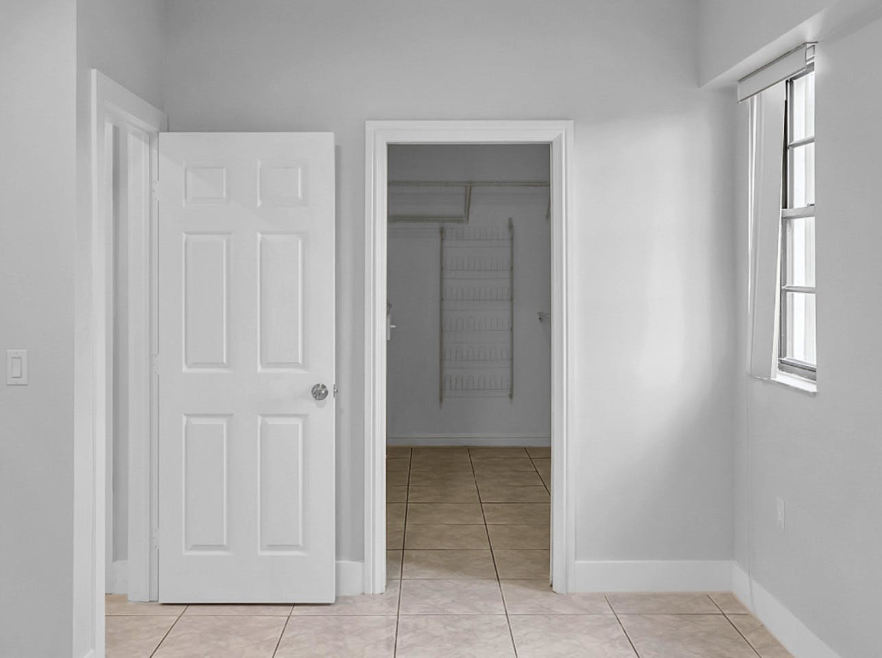 Private Large Bedroom & Huge Walk-In Closet / Shared Bathroom - 7