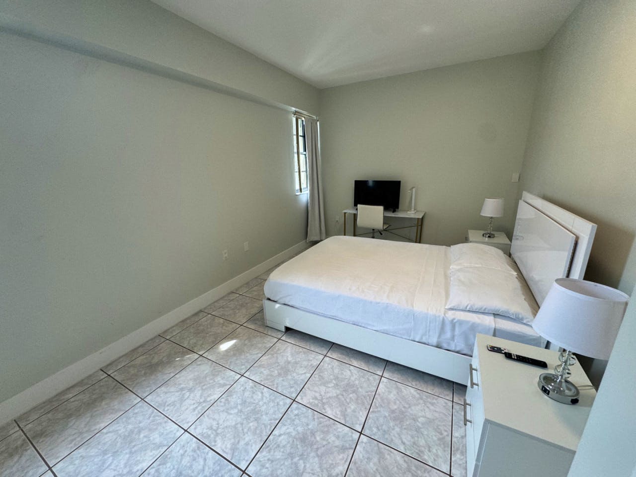 Private Large Bedroom & Huge Walk-In Closet / Shared Bathroom - 8