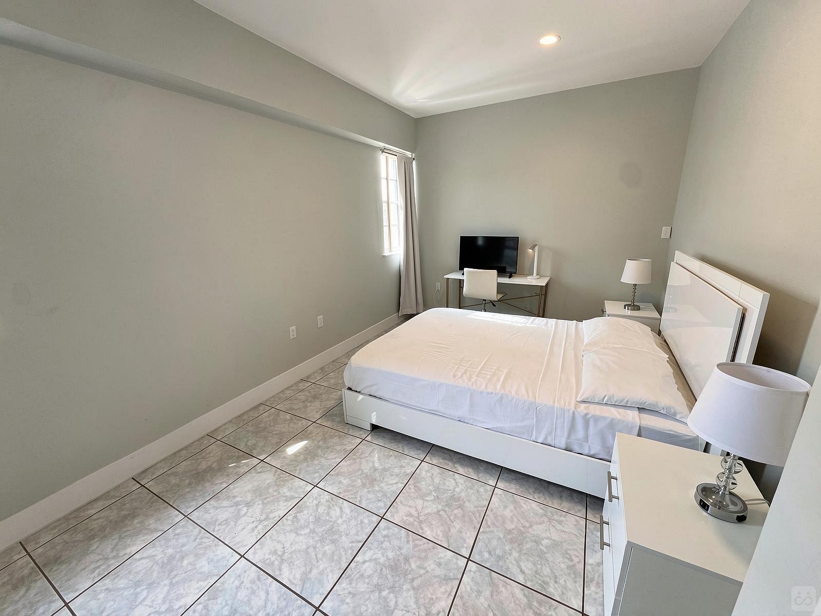 Private Large Bedroom & Huge Walk-In Closet / Shared Bathroom - 2