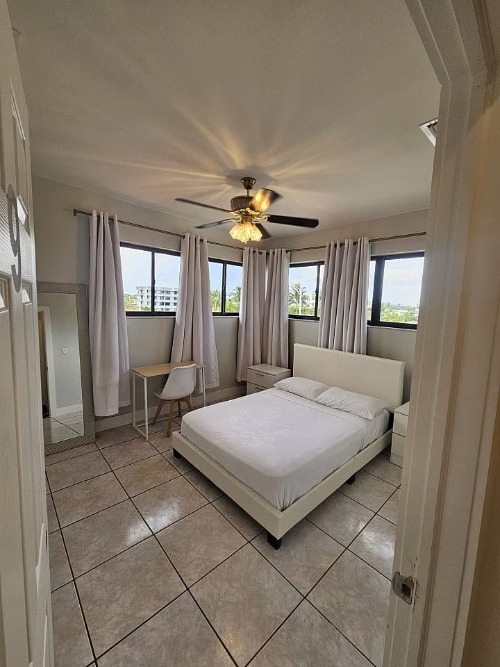 Private Small Corner Bedroom With Shared Bathroom - 6
