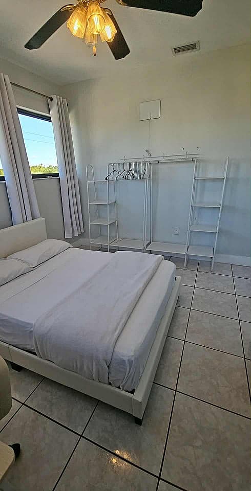 Private Small Corner Bedroom With Shared Bathroom - 2