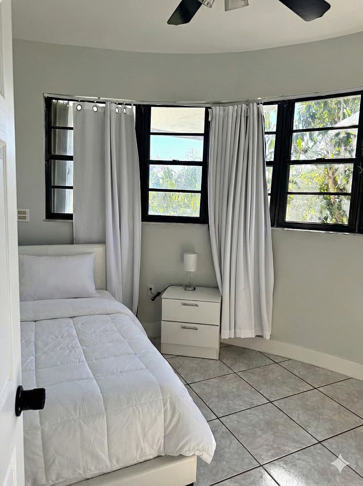 Private Corner Room Small Bedroom / Shared Bathroom - 2