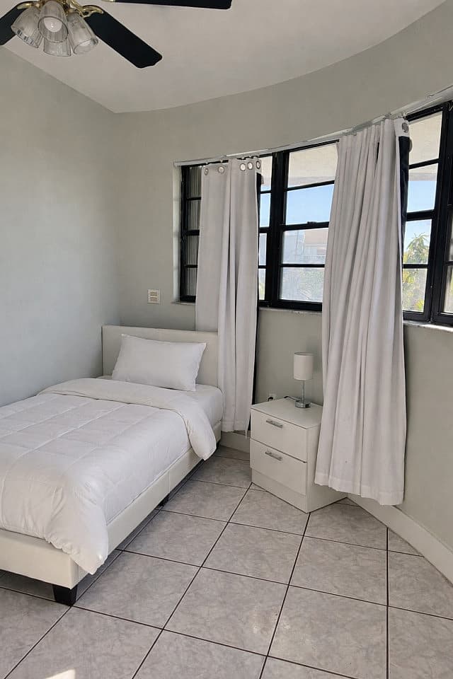 Private Corner Room Small Bedroom / Shared Bathroom - 3
