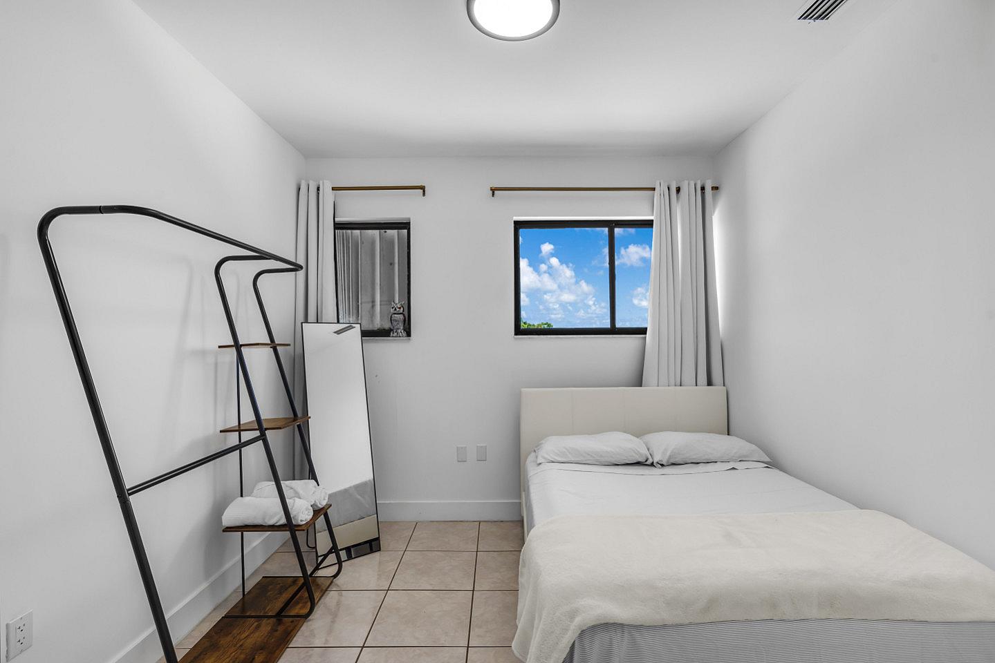 Private Small Bedroom / Shared Bathroom - 4