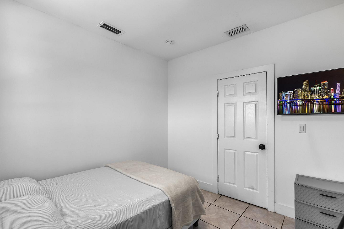 Private Small Bedroom / Shared Bathroom - 1