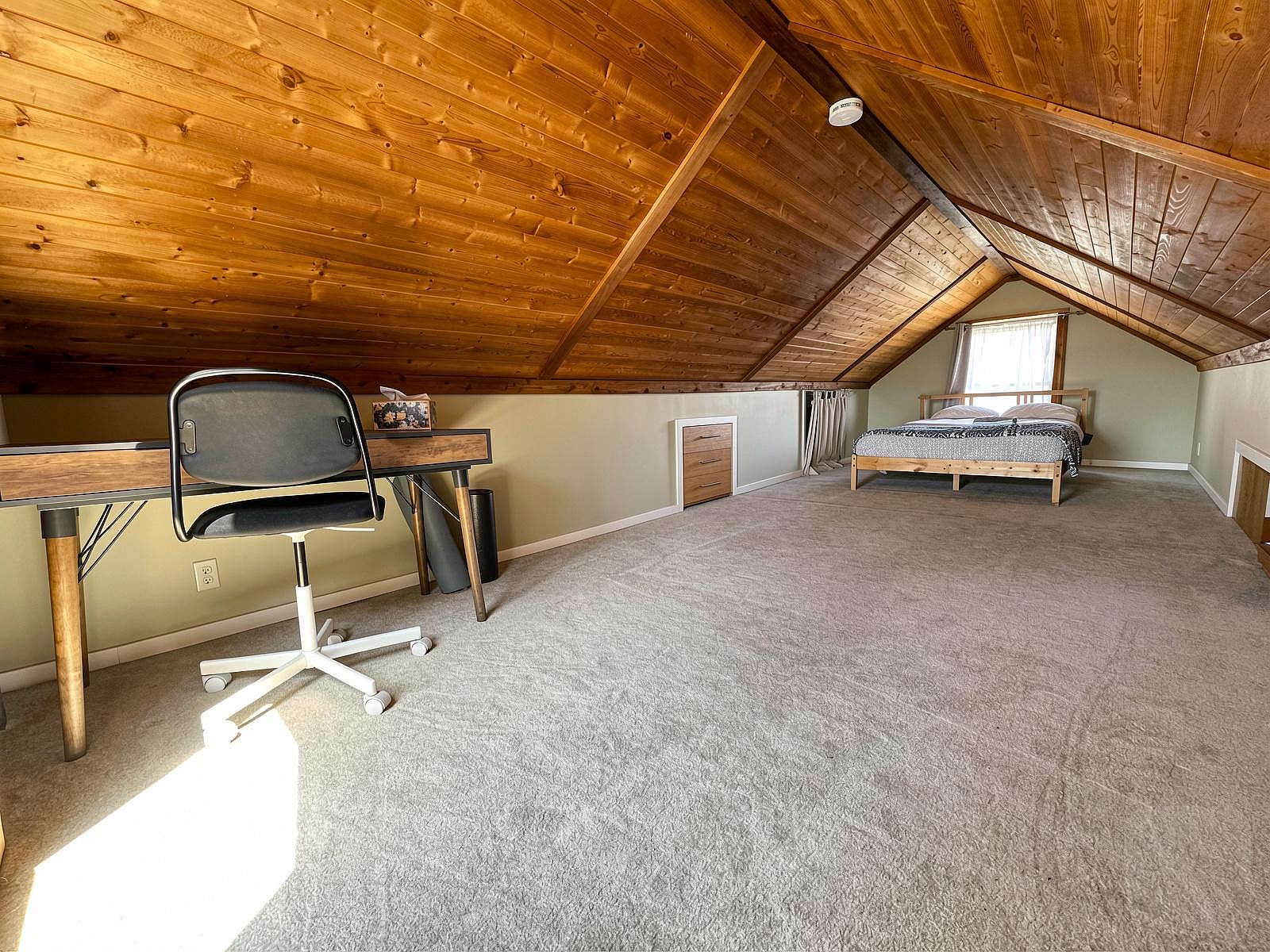 Private Bedroom 1 - Cozy Home in a Quiet Neighborhood near Merced Heights Playground House - Gallery - 4