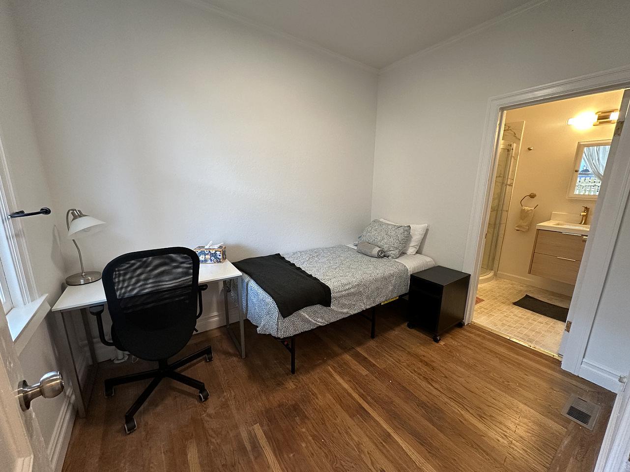 Private Bedroom 3 - Cozy Home in a Quiet Neighborhood near Merced Heights Playground House - Gallery - 3