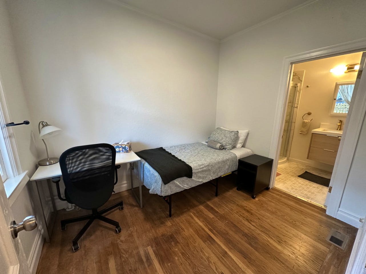 Private Bedroom 3 - Cozy Home in a Quiet Neighborhood near Merced Heights Playground House - Gallery - 1