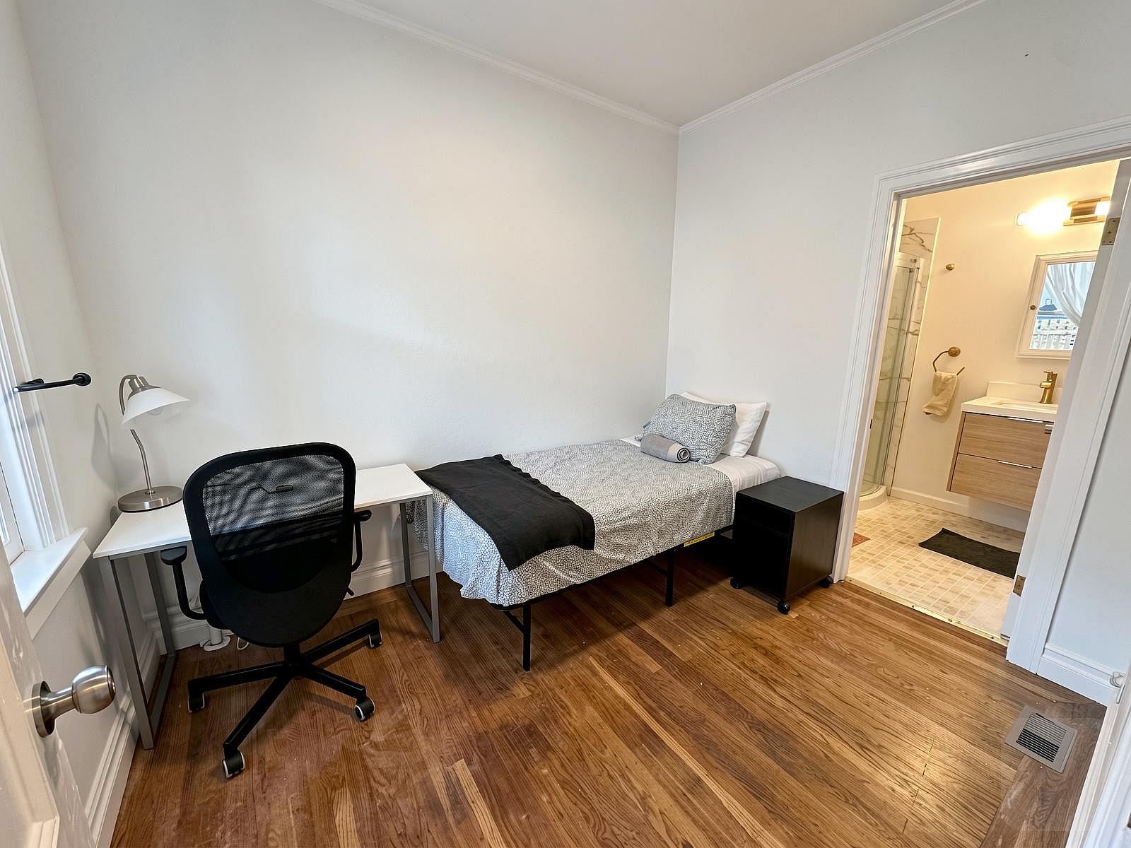 Private Bedroom 3 - Cozy Home in a Quiet Neighborhood near Merced Heights Playground House - Gallery - 4