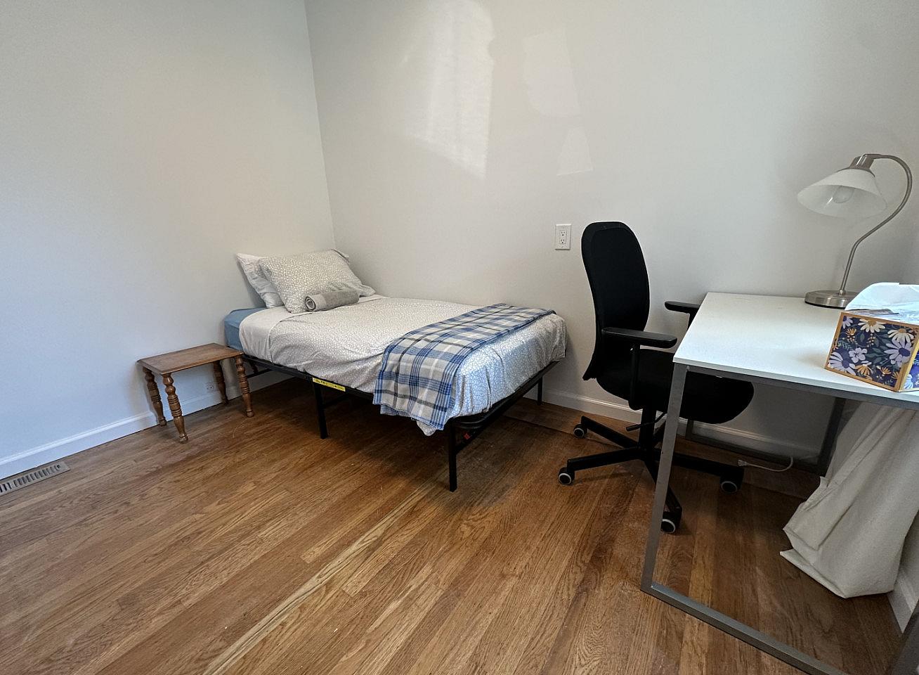 Private Bedroom 2 - Cozy Home in a Quiet Neighborhood near Merced Heights Playground - Gallery - 3