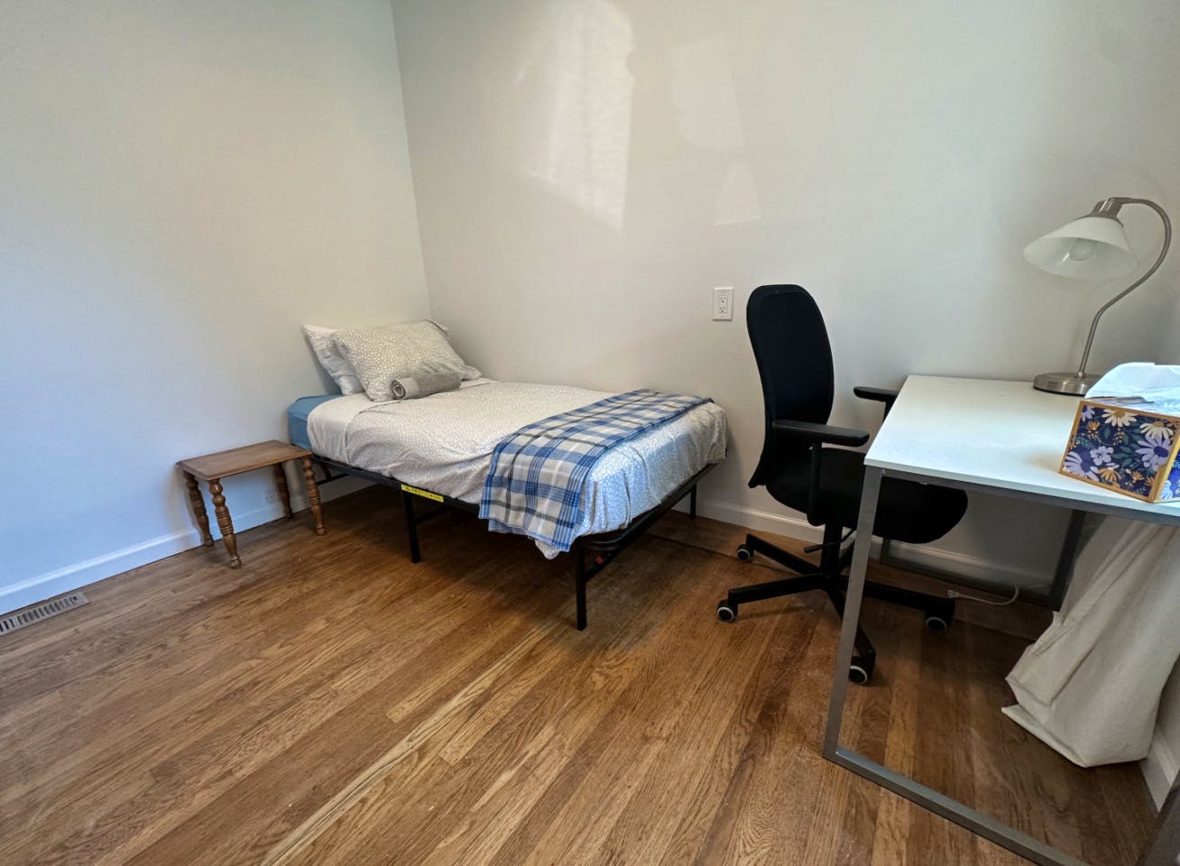 Private Bedroom 2 - Cozy Home in a Quiet Neighborhood near Merced Heights Playground House - Gallery - 1