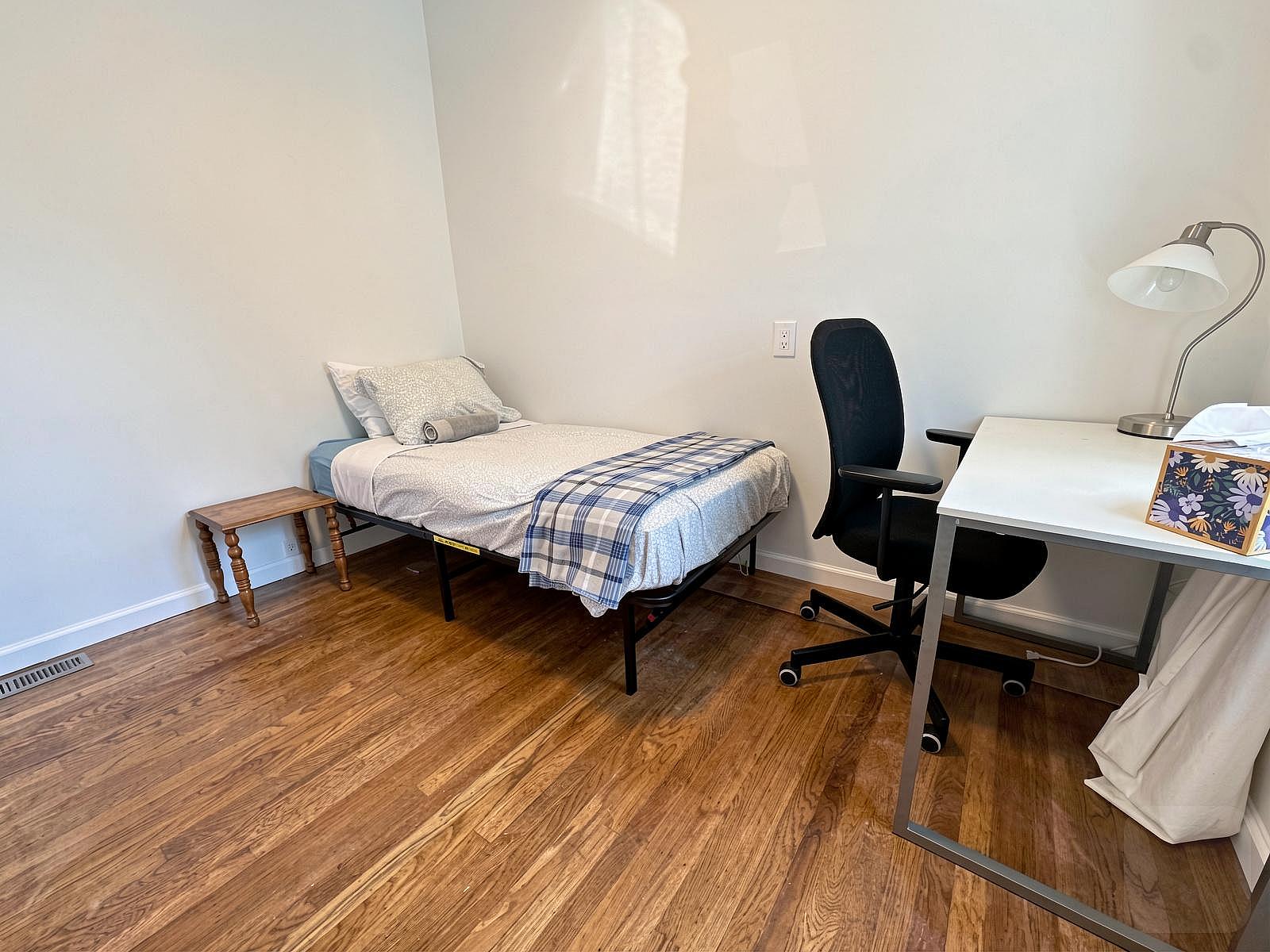 Private Bedroom 2 - Cozy Home in a Quiet Neighborhood near Merced Heights Playground House - Gallery - 4