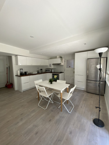 Spacious Bedroom w/ relaxing view which 0.5 Miles from Arborlynn Park