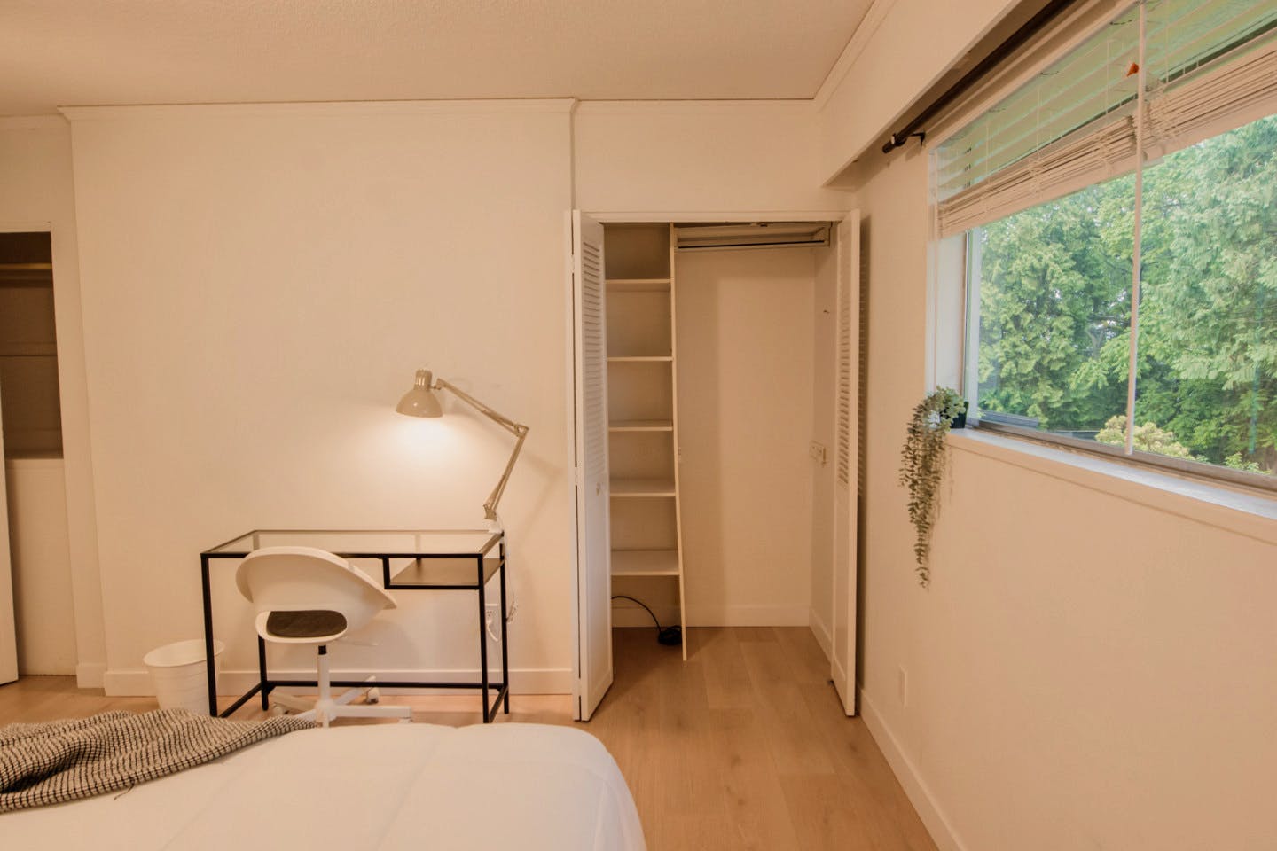  Master Bedroom  -  Spacious Bedroom w/ relaxing view which 0.5 Miles from Arborlynn Park House  - Gallery -  2