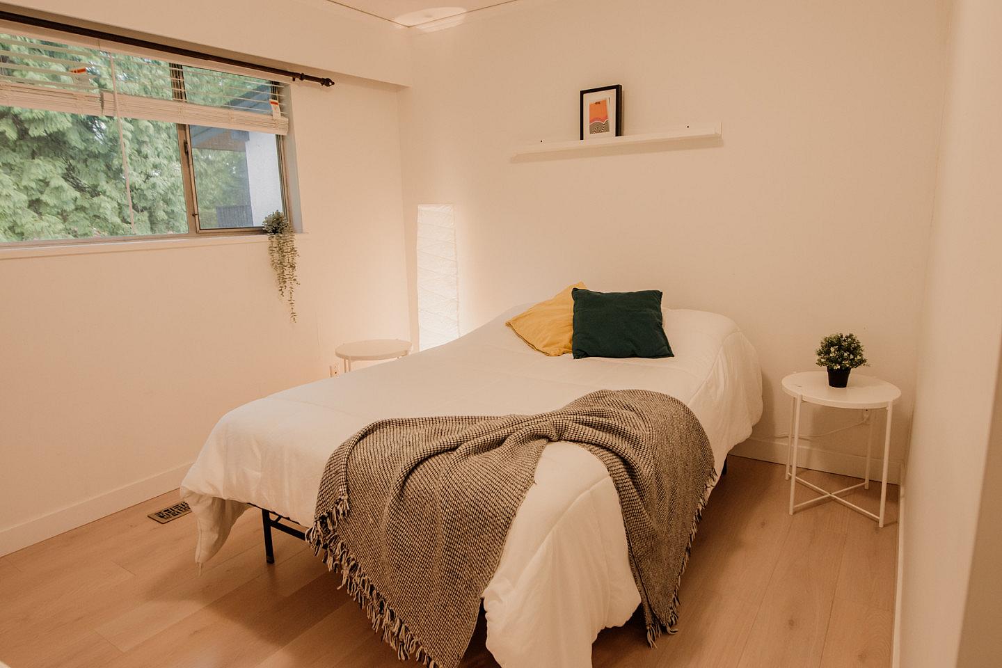  Master Bedroom  -  Spacious Bedroom w/ relaxing view which 0.5 Miles from Arborlynn Park House  - Gallery -  7