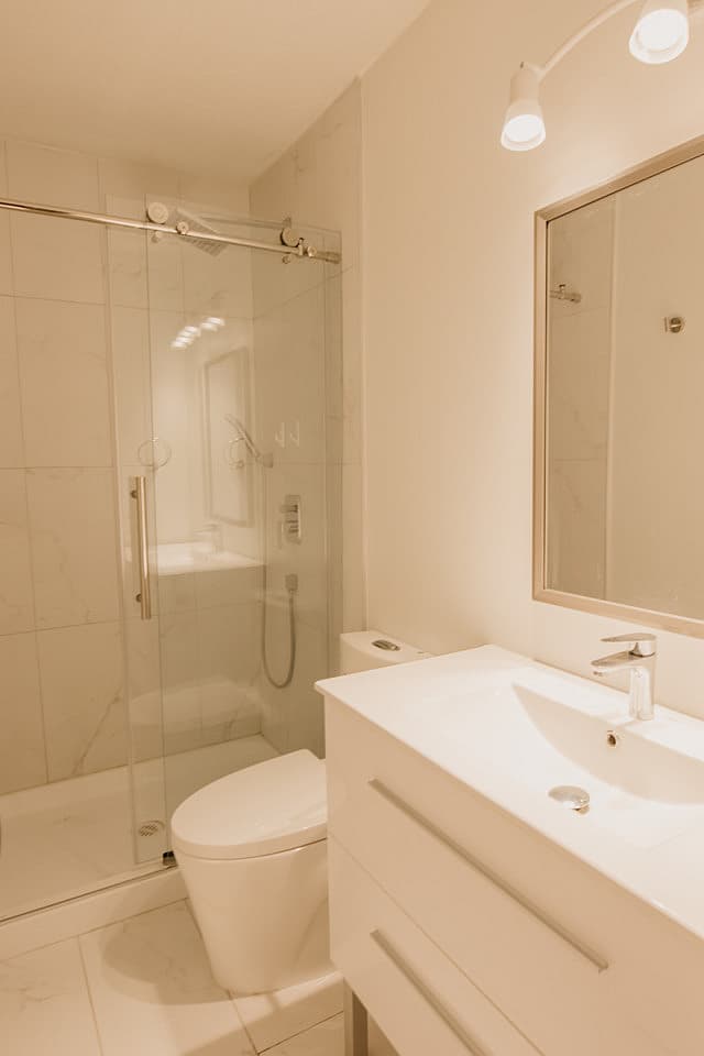 Master Bedroom - Spacious Bedroom w/ relaxing view which 0.5 Miles from Arborlynn Park - Gallery - 9