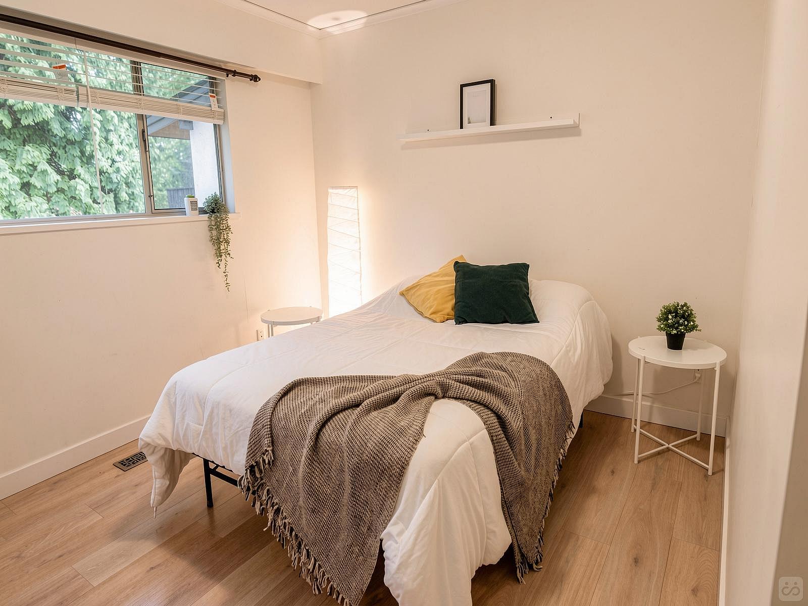  Master Bedroom  -  Spacious Bedroom w/ relaxing view which 0.5 Miles from Arborlynn Park House  - Gallery -  1