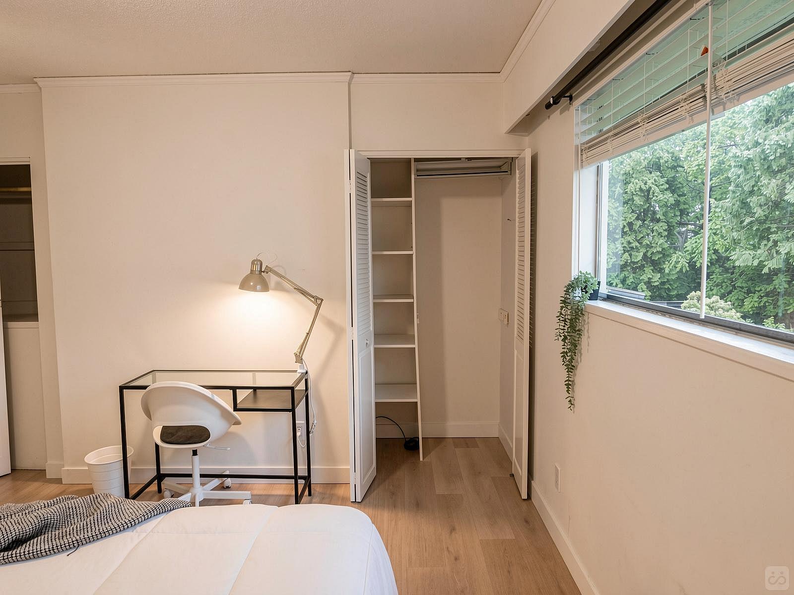  Master Bedroom  -  Spacious Bedroom w/ relaxing view which 0.5 Miles from Arborlynn Park House  - Gallery -  14