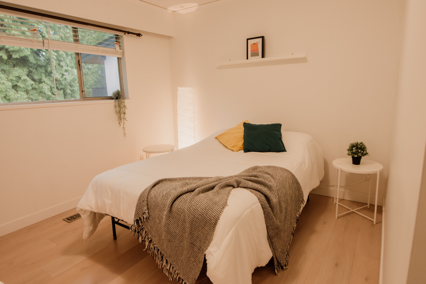  Master Bedroom  -  Spacious Bedroom w/ relaxing view which 0.5 Miles from Arborlynn Park House  - Gallery -  4