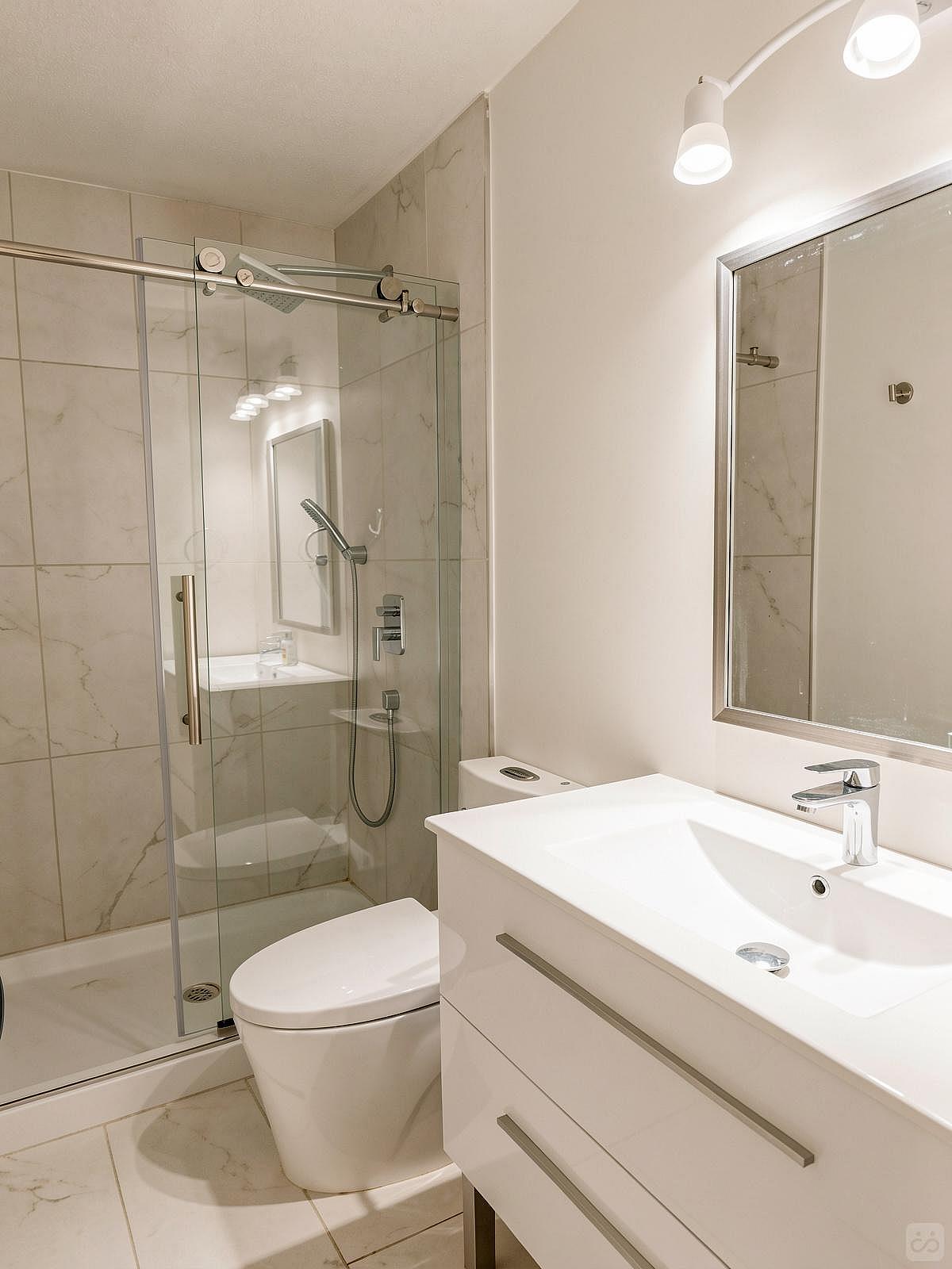  Master Bedroom  -  Spacious Bedroom w/ relaxing view which 0.5 Miles from Arborlynn Park House  - Gallery -  15