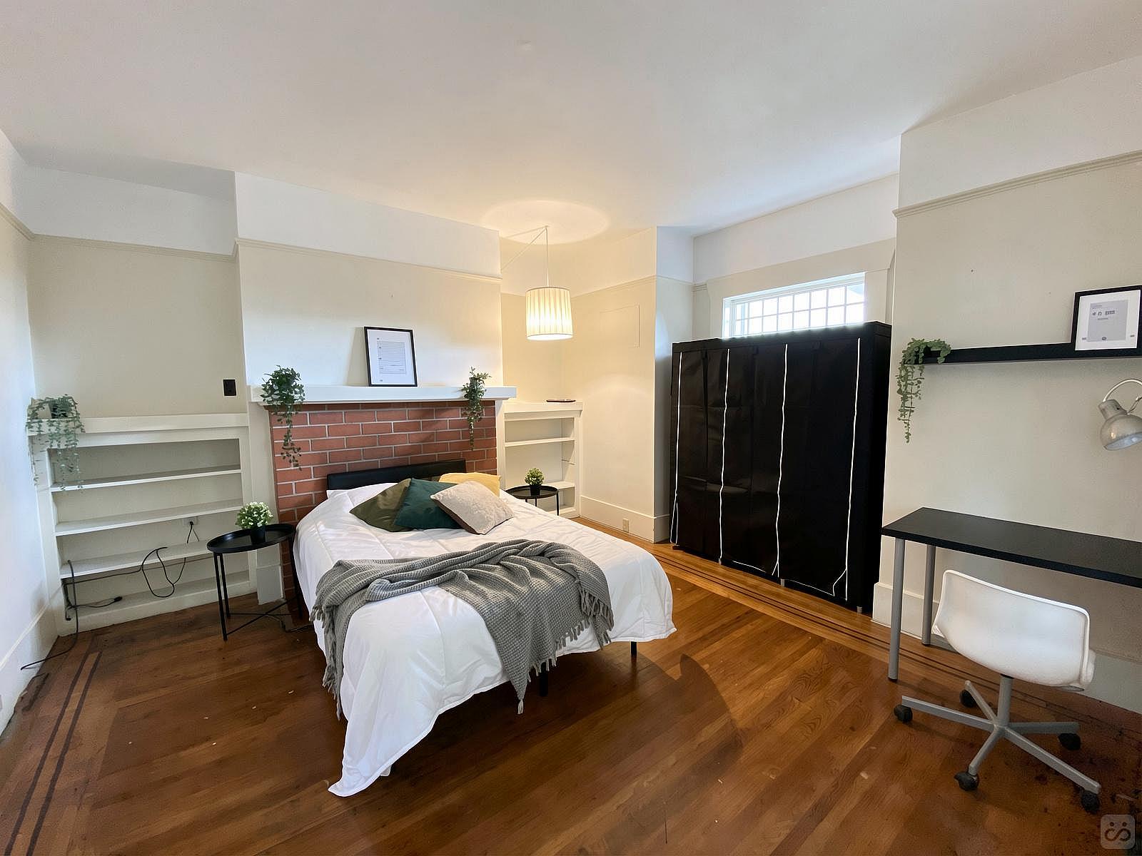  Standard Room  -  Spacious Bedroom w/ relaxing view which 0.5 Miles from Arborlynn Park House  - Gallery -  1