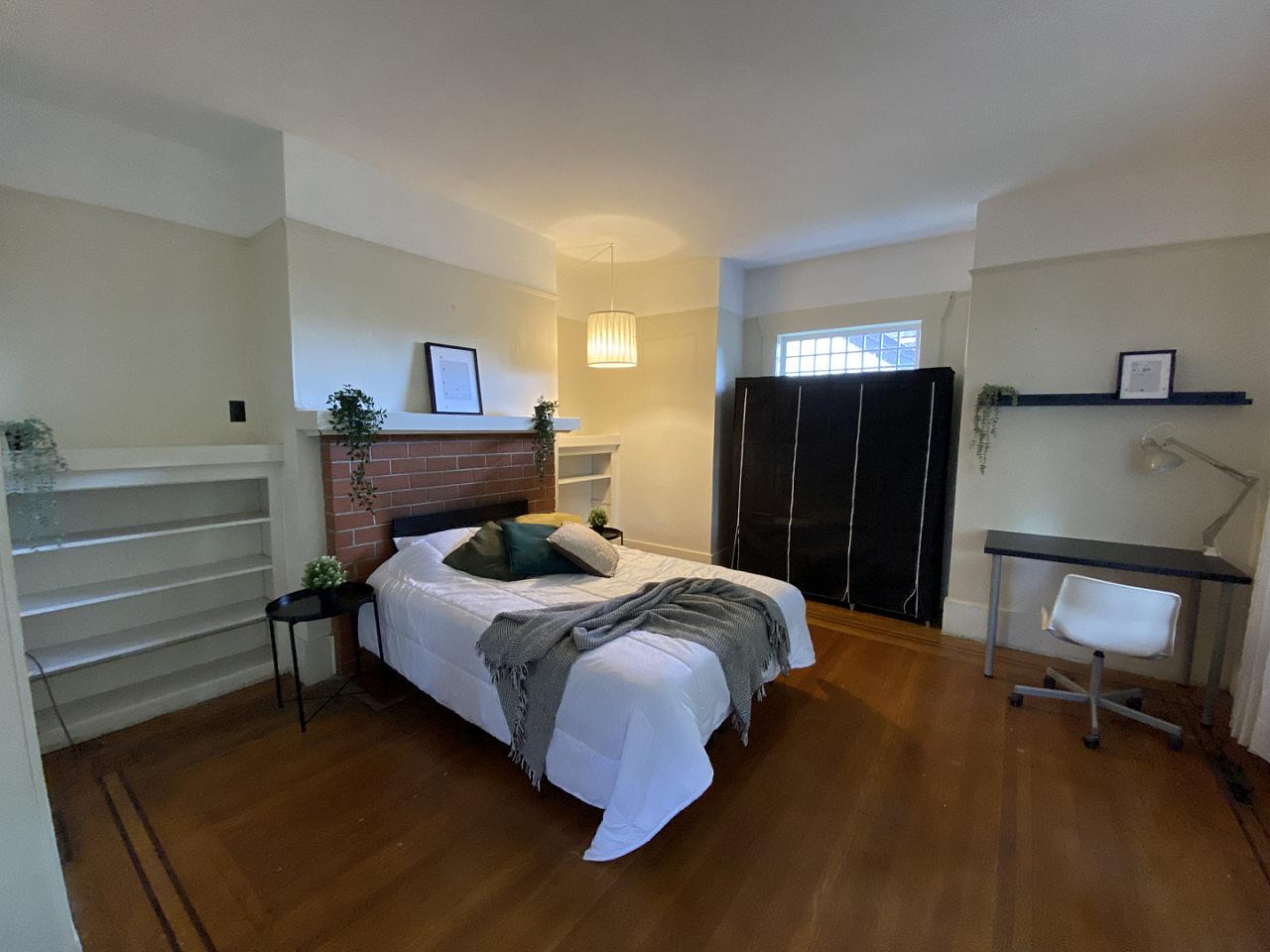  Standard Room  -  Spacious Bedroom w/ relaxing view which 0.5 Miles from Arborlynn Park House  - Gallery -  9