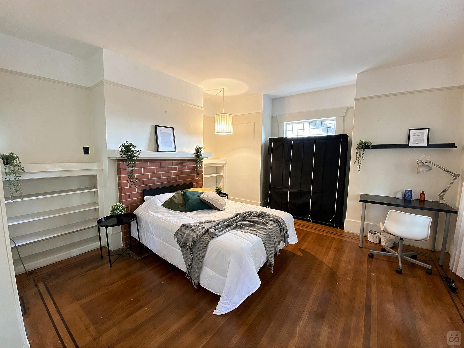  Standard Room  -  Spacious Bedroom w/ relaxing view which 0.5 Miles from Arborlynn Park  - Gallery -  2