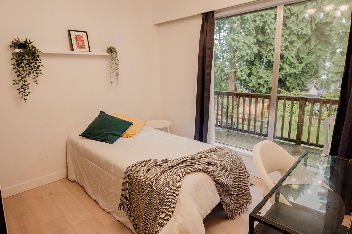  Private  -  Spacious Bedroom w/ relaxing view which 0.5 Miles from Arborlynn Park House  - Gallery -  13