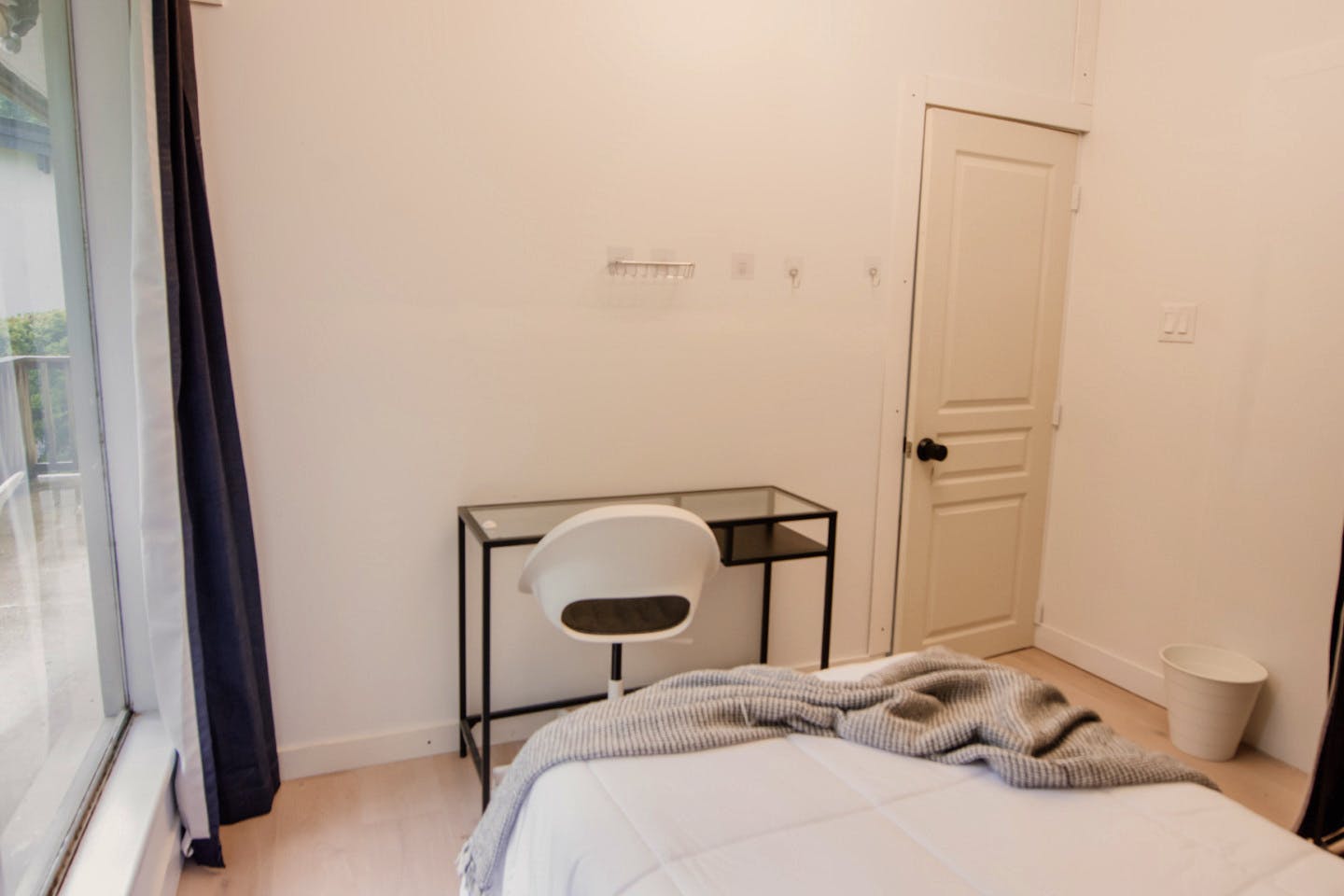  Private  -  Spacious Bedroom w/ relaxing view which 0.5 Miles from Arborlynn Park House  - Gallery -  5