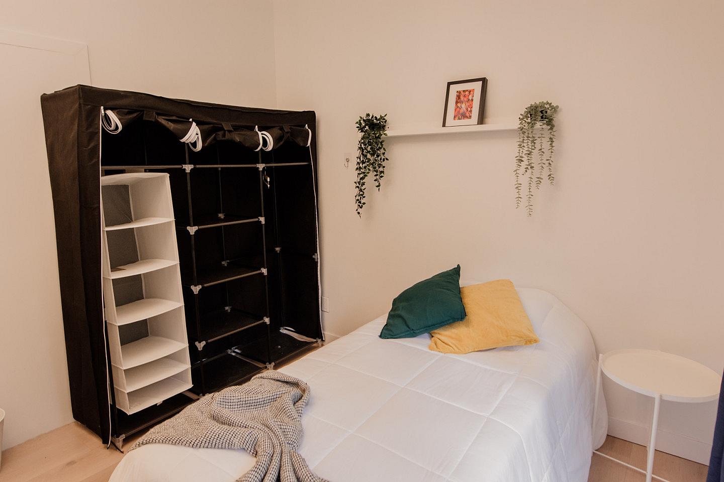  Private  -  Spacious Bedroom w/ relaxing view which 0.5 Miles from Arborlynn Park House  - Gallery -  15