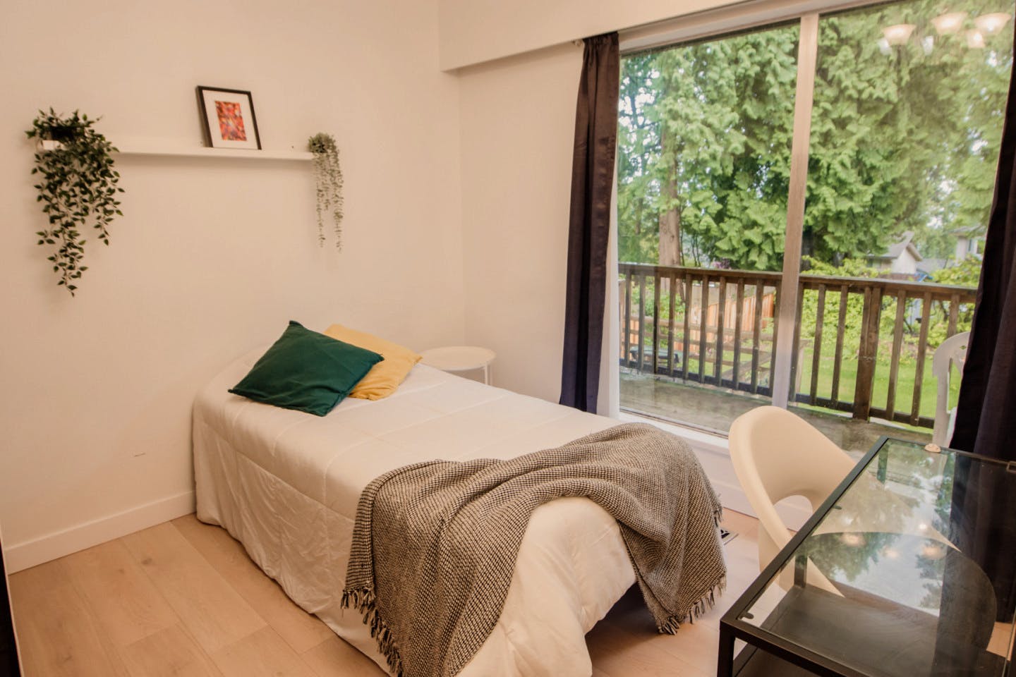  Private  -  Spacious Bedroom w/ relaxing view which 0.5 Miles from Arborlynn Park House  - Gallery -  2