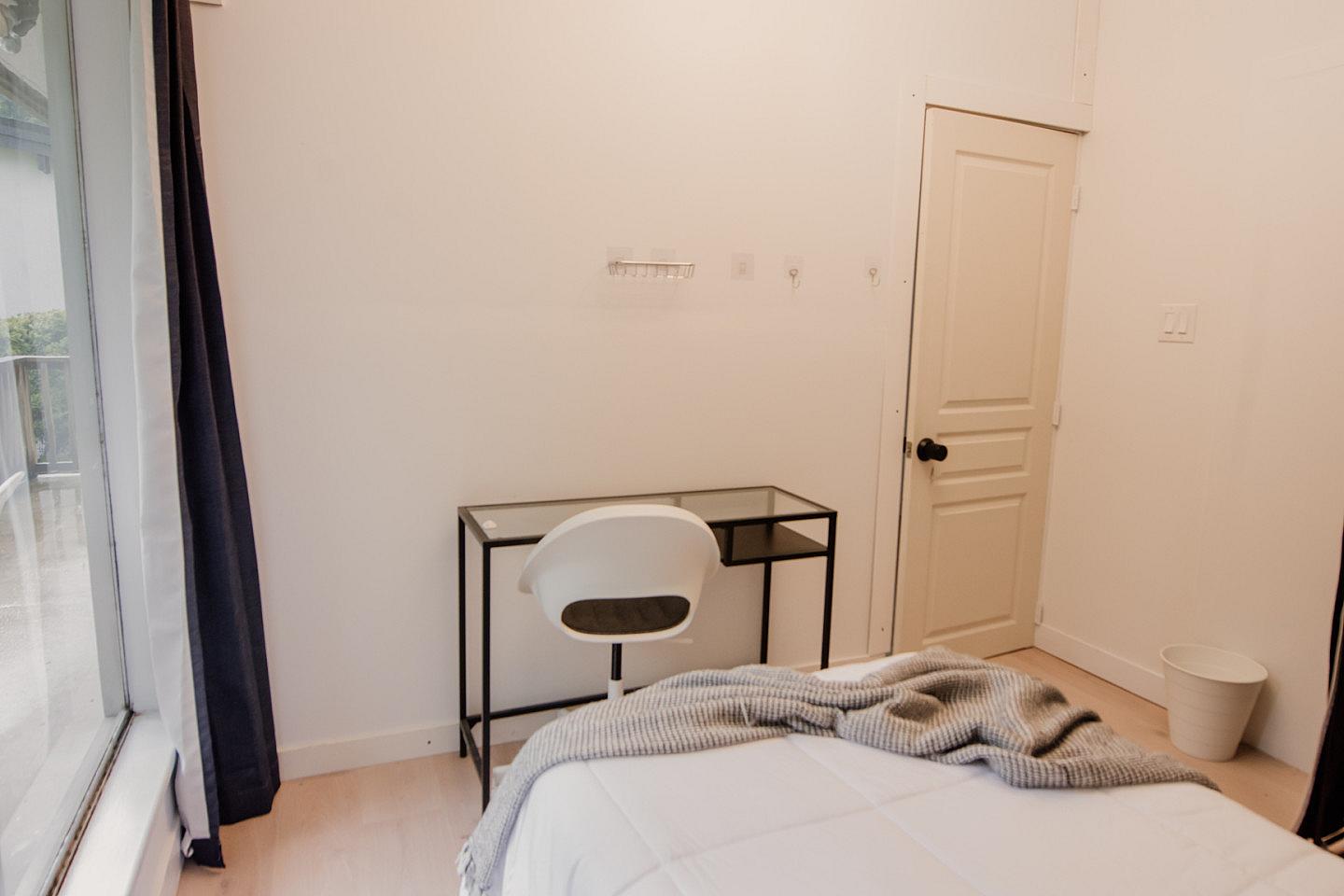  Private  -  Spacious Bedroom w/ relaxing view which 0.5 Miles from Arborlynn Park House  - Gallery -  16