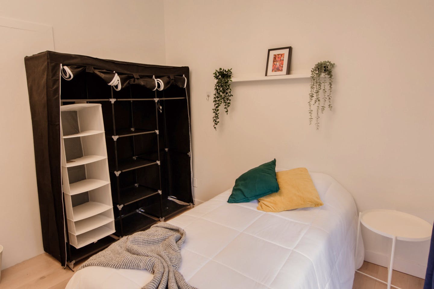  Private  -  Spacious Bedroom w/ relaxing view which 0.5 Miles from Arborlynn Park House  - Gallery -  4