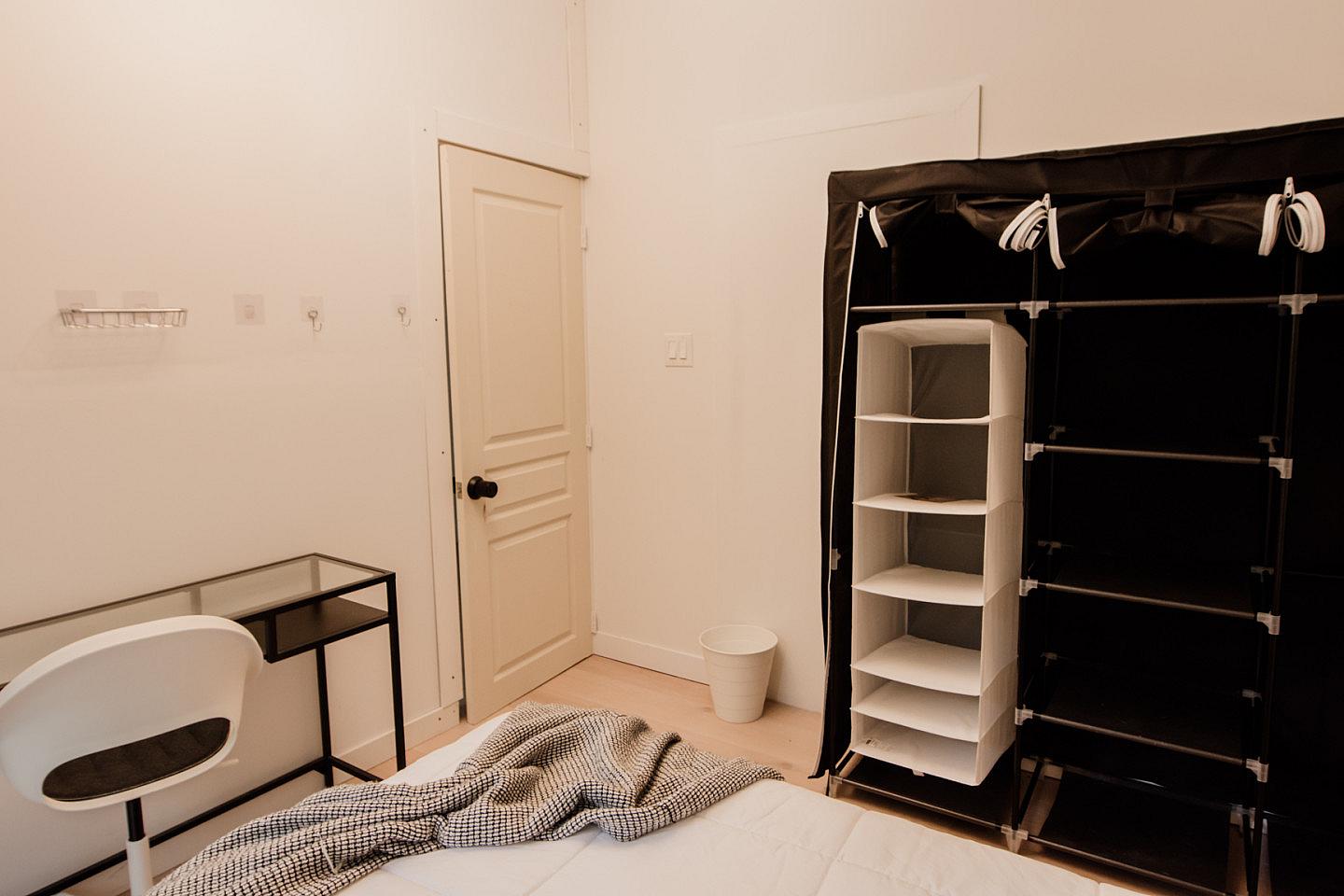  Private  -  Spacious Bedroom w/ relaxing view which 0.5 Miles from Arborlynn Park House  - Gallery -  14