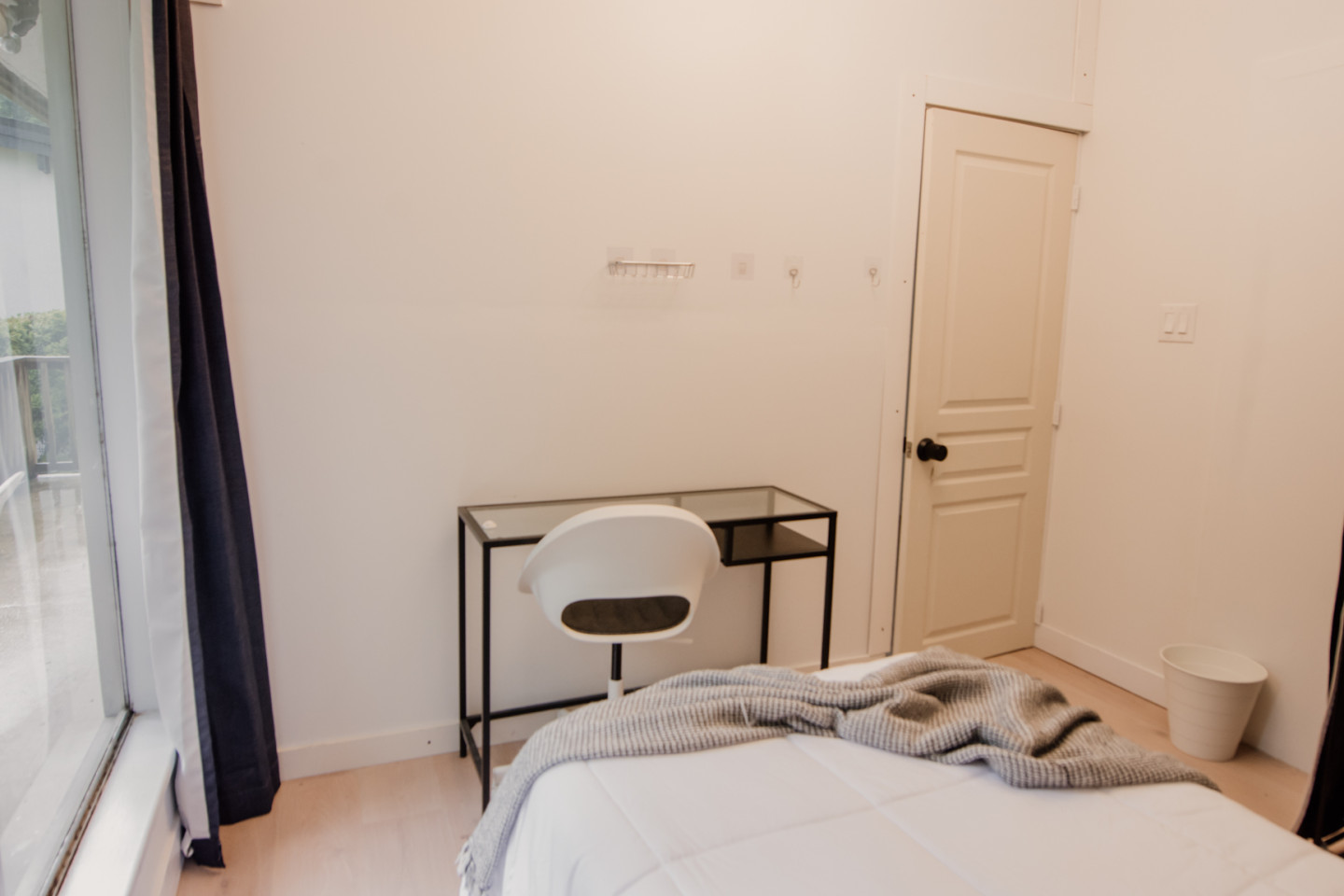  Private  -  Spacious Bedroom w/ relaxing view which 0.5 Miles from Arborlynn Park House  - Gallery -  8