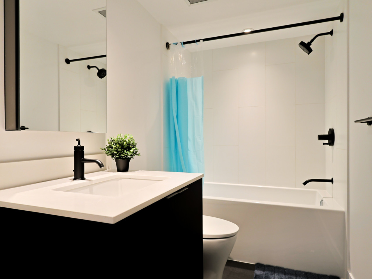 Master Bedroom - Stunning Bright Apt. w/ Amazing View 5 minutes walk to Pigeon Park Apartment - Gallery - 8