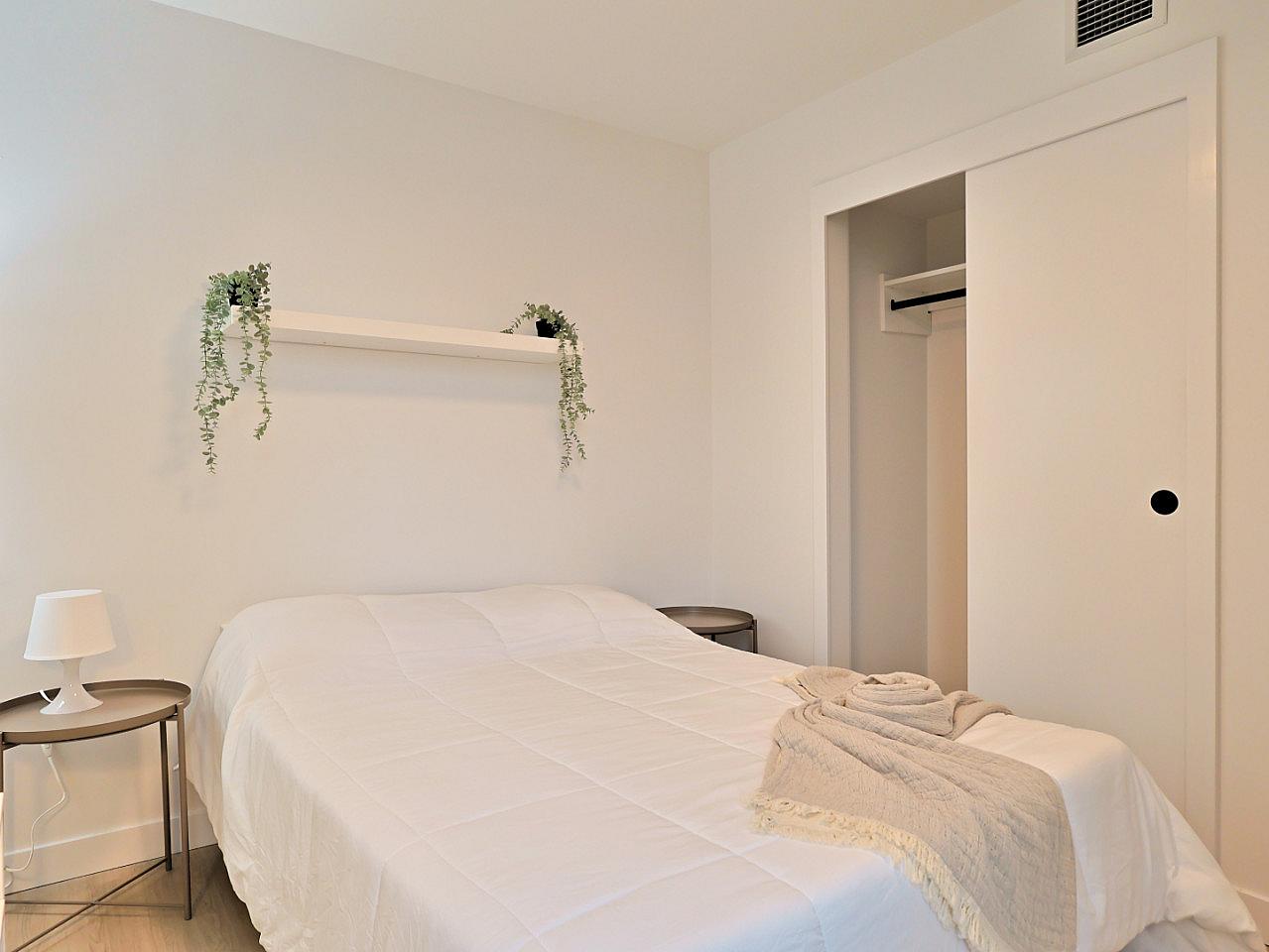 Master Bedroom - Stunning Bright Apt. w/ Amazing View 5 minutes walk to Pigeon Park - Gallery - 6