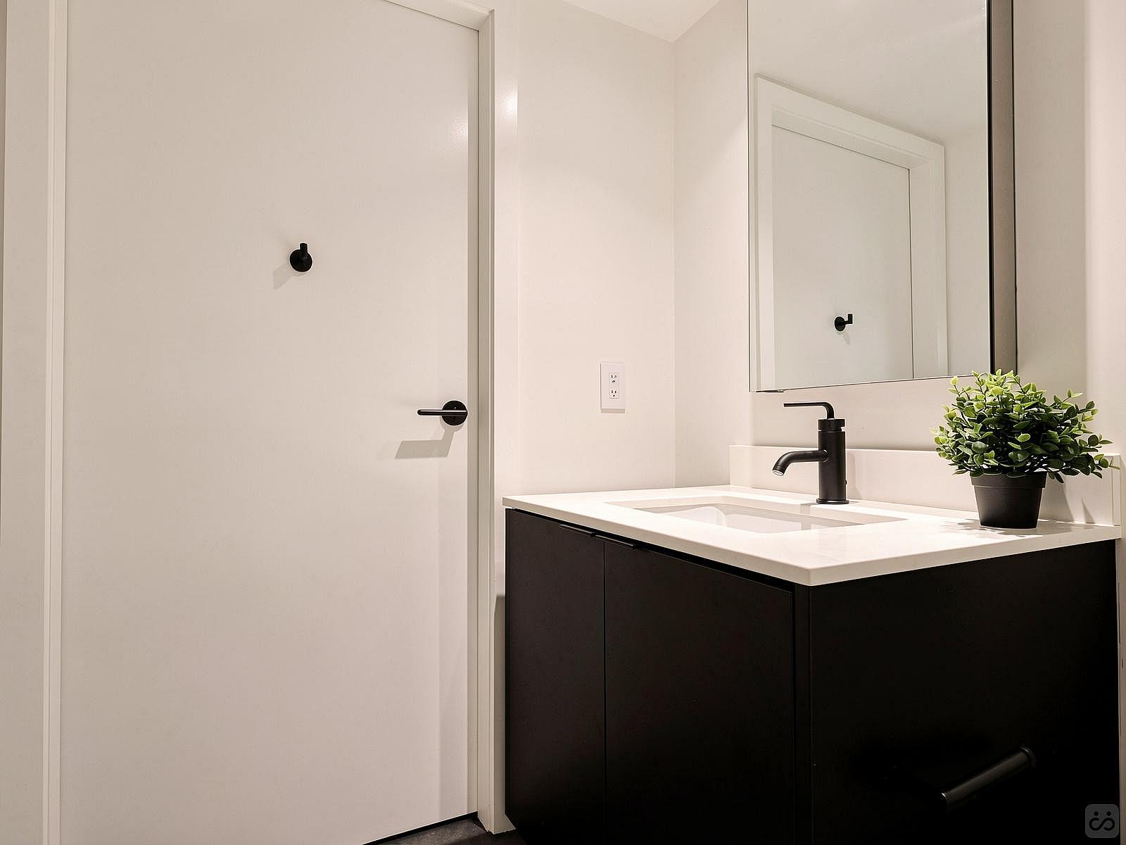 Master Bedroom - Stunning Bright Apt. w/ Amazing View 5 minutes walk to Pigeon Park - Gallery - 21