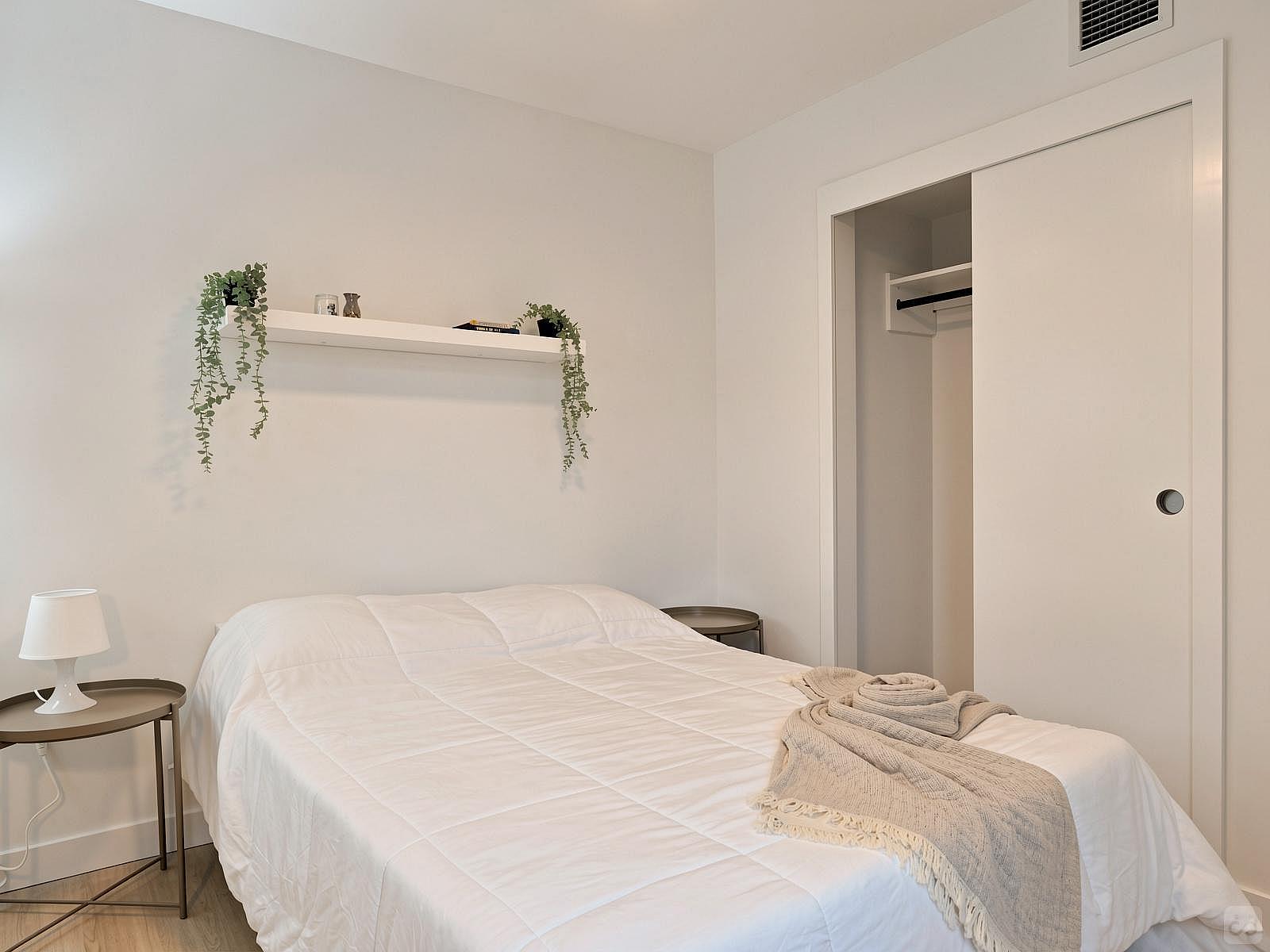 Master Bedroom - Stunning Bright Apt. w/ Amazing View 5 minutes walk to Pigeon Park Apartment - Gallery - 24