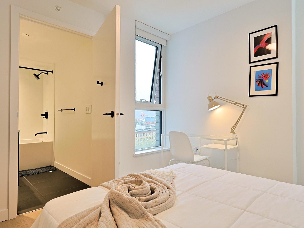 Master Bedroom - Stunning Bright Apt. w/ Amazing View 5 minutes walk to Pigeon Park Apartment - Gallery - 5