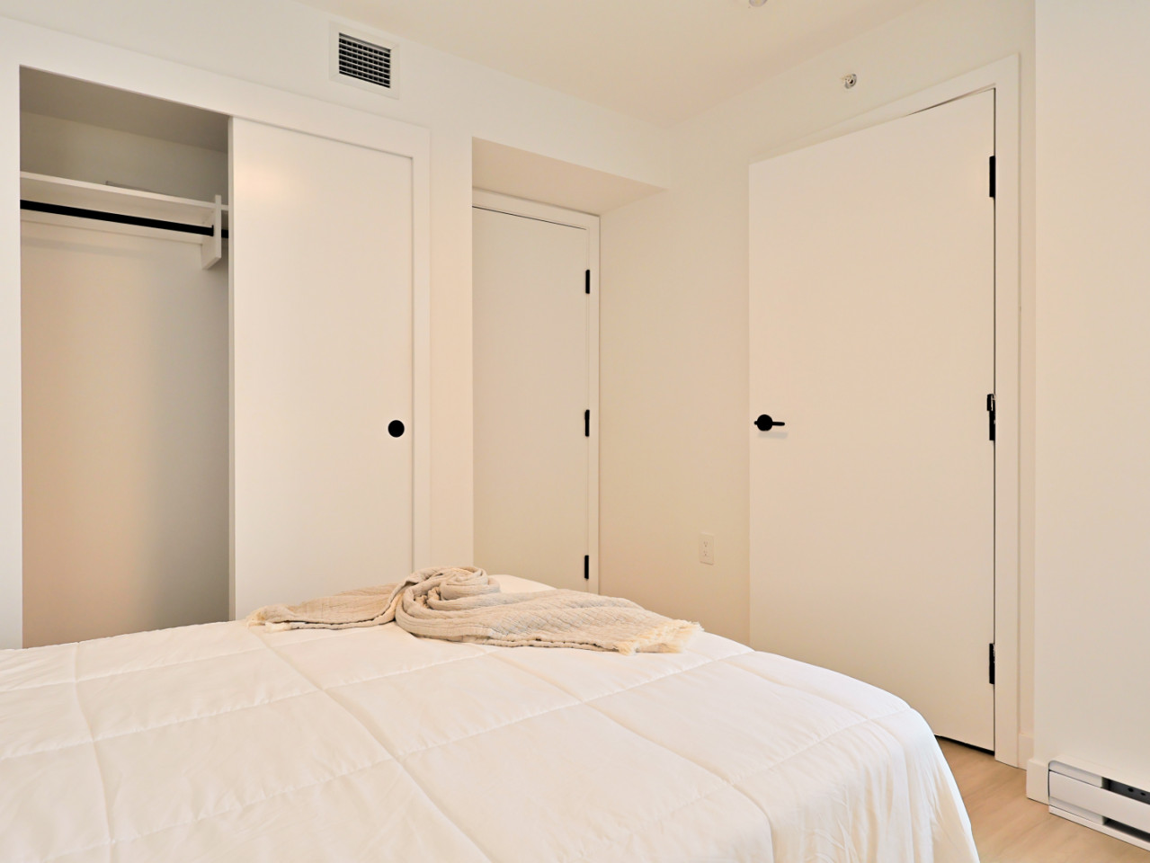 Master Bedroom - Stunning Bright Apt. w/ Amazing View 5 minutes walk to Pigeon Park - Gallery - 1