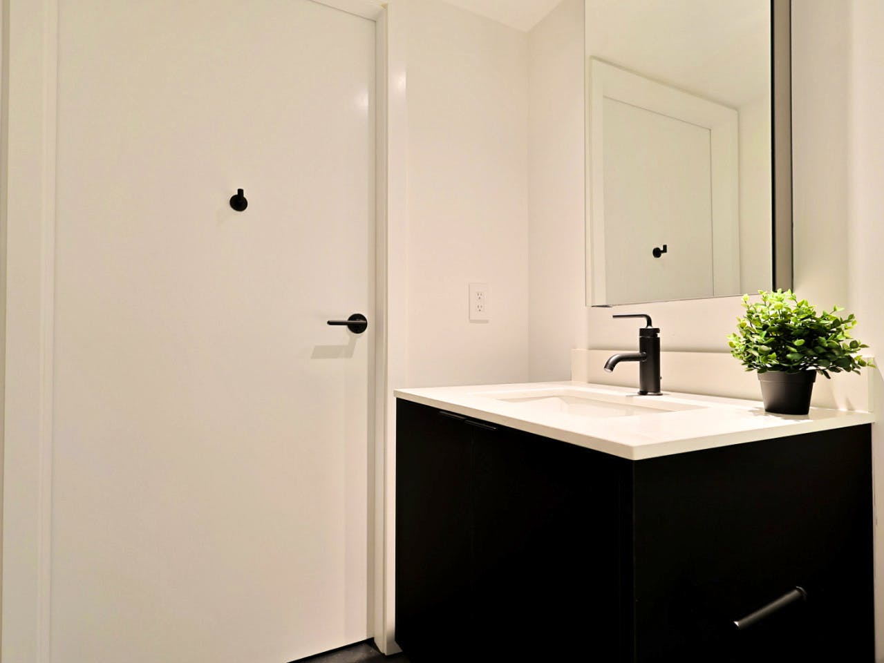 Master Bedroom - Stunning Bright Apt. w/ Amazing View 5 minutes walk to Pigeon Park - Gallery - 15