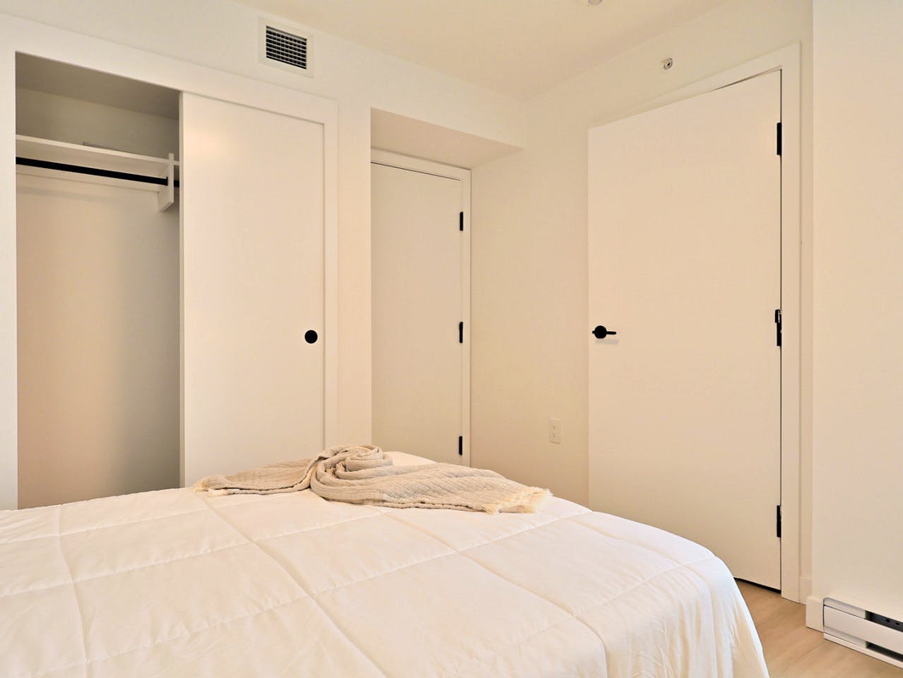 Master Bedroom - Stunning Bright Apt. w/ Amazing View 5 minutes walk to Pigeon Park Apartment - Gallery - 16