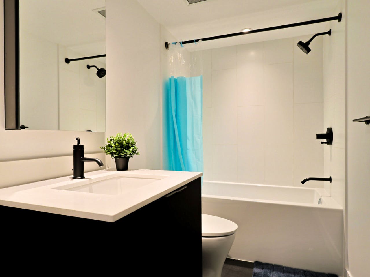 Master Bedroom - Stunning Bright Apt. w/ Amazing View 5 minutes walk to Pigeon Park - Gallery - 14